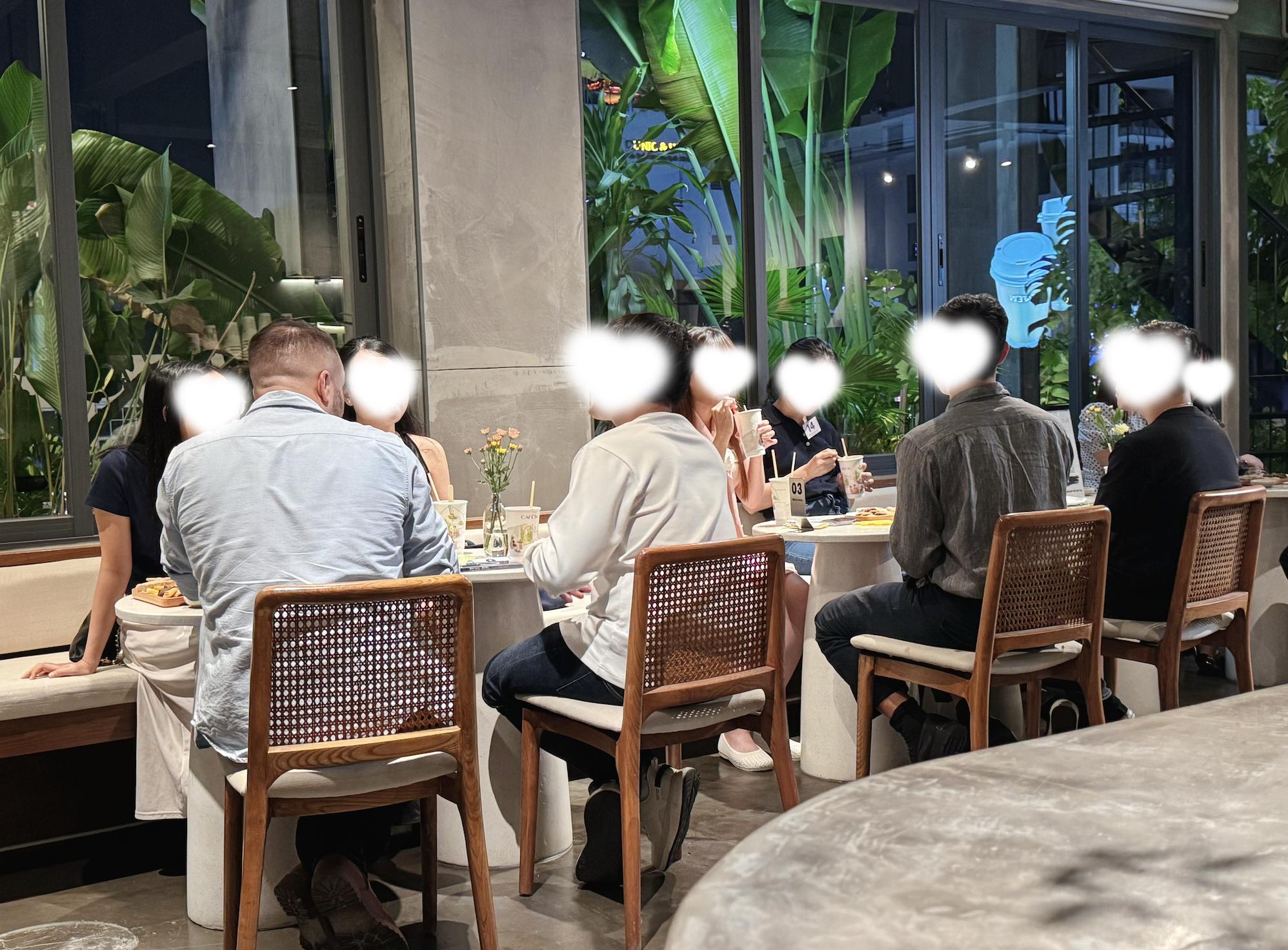 Tiệc ngồi 1 Nam & 1 Nữ : Gặp gỡ hơn 20 người độc thân trong một buổi tối.